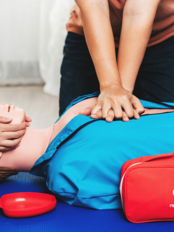 Formation au massage cardiaque sur mannequin lors d'un cours de SST"