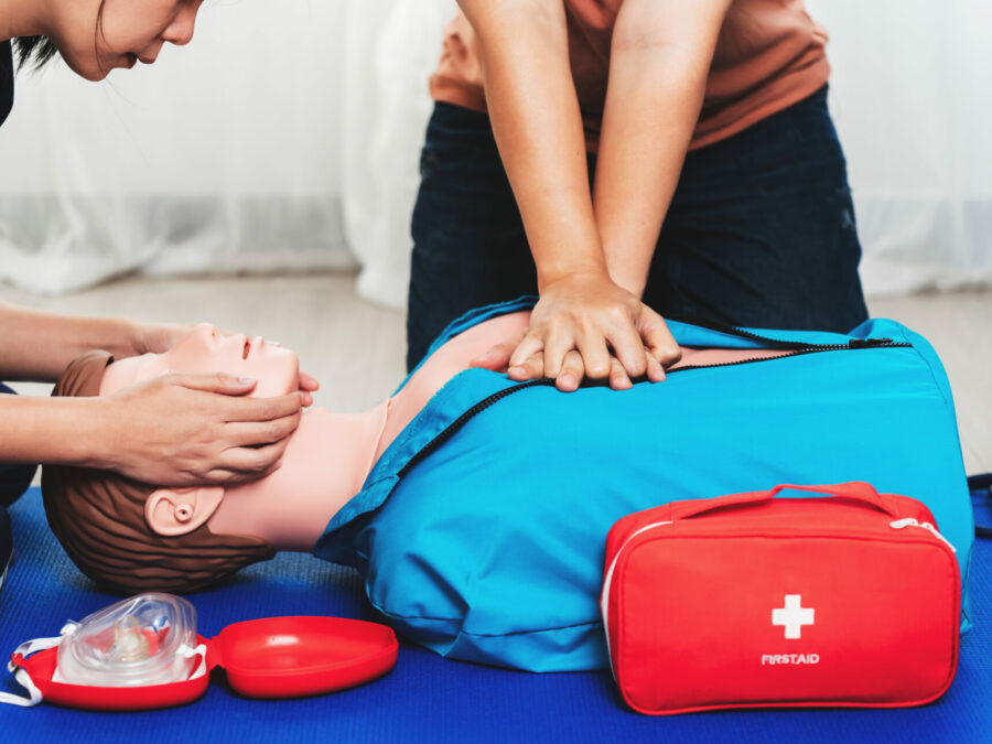 Formation au massage cardiaque sur mannequin lors d'un cours de SST"