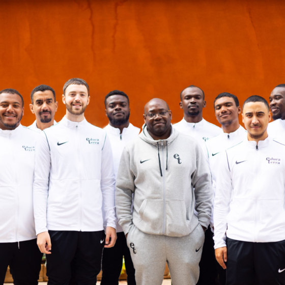 Apprenants de la formation BPJEPS LTP, posant fièrement avec leur survêtements Educaterra