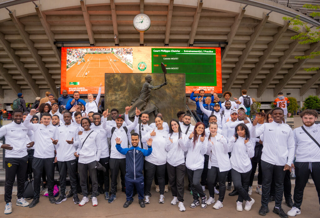 Apprenants/Stagiaires de l'AMSE devant la statue de Suzanne Lenglen