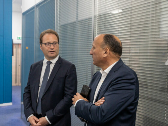 Le député Sylvain Maillard parlant avec le président d'Educaterra Morad Maachi
