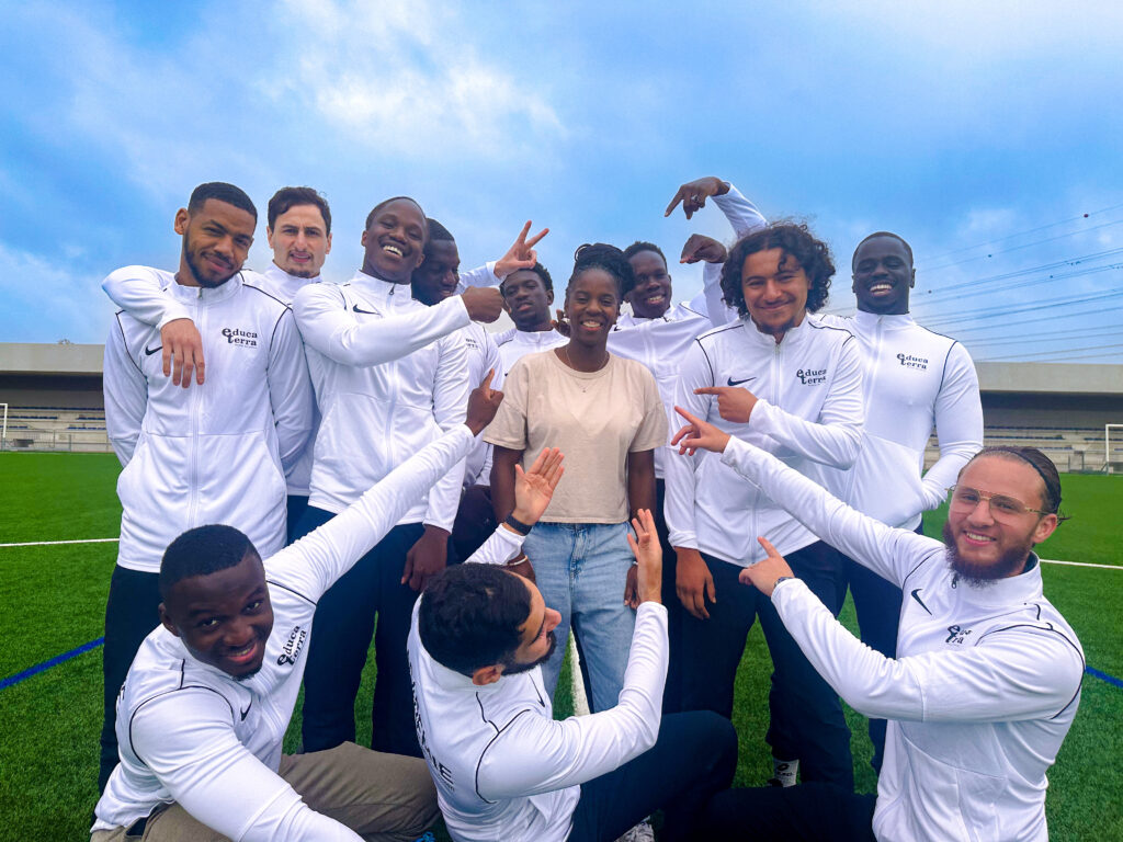 Apprenants de la 39ème promotion de BPJEPS APT se déroulant à Massy, entourant leur coordinatrice de formation Hademou Boye Samba.