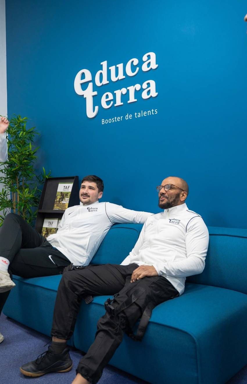 Deux apprentis dans les locaux d'Educaterra