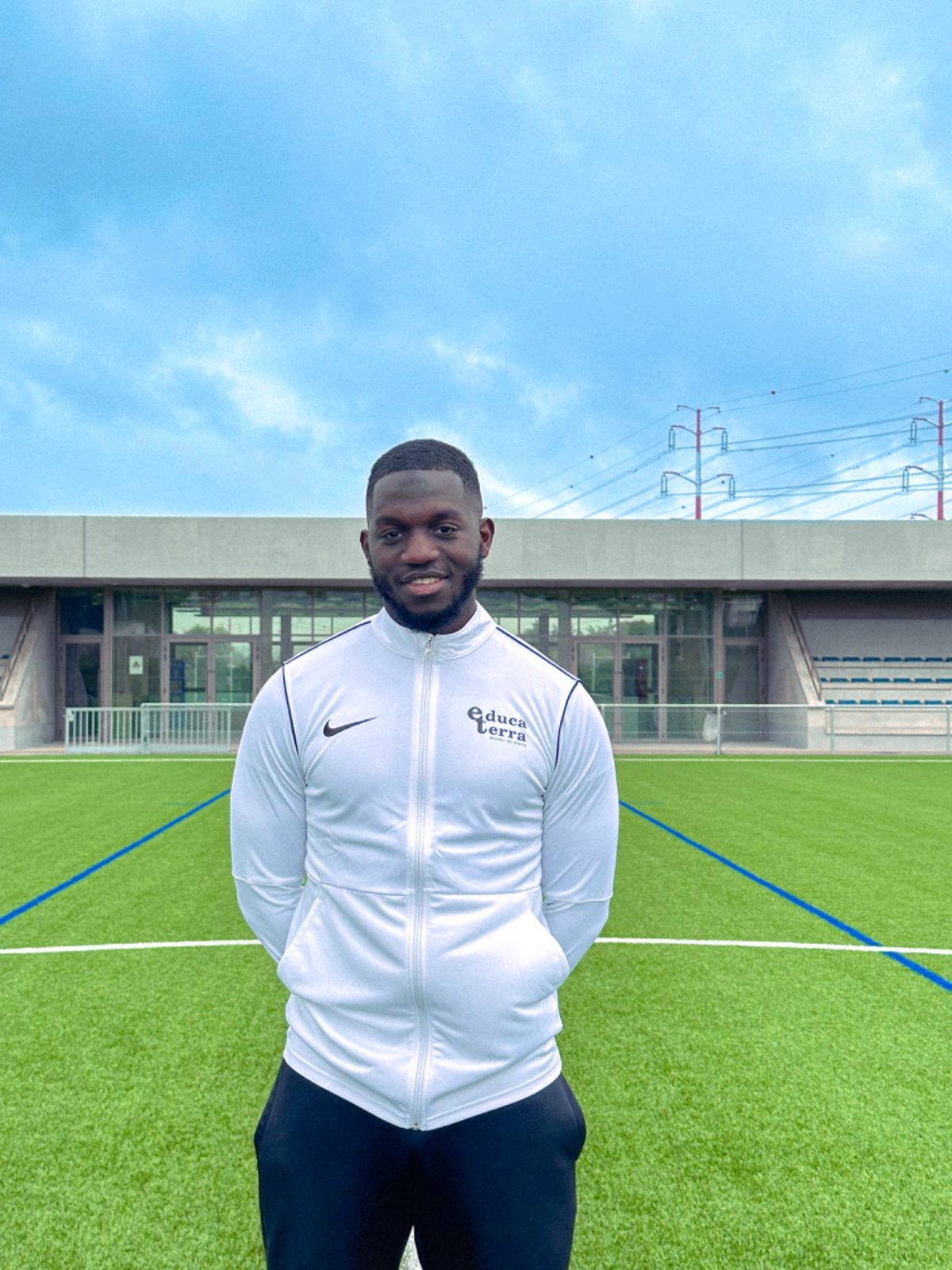 Un apprenti Educaterra sur un terrain de football