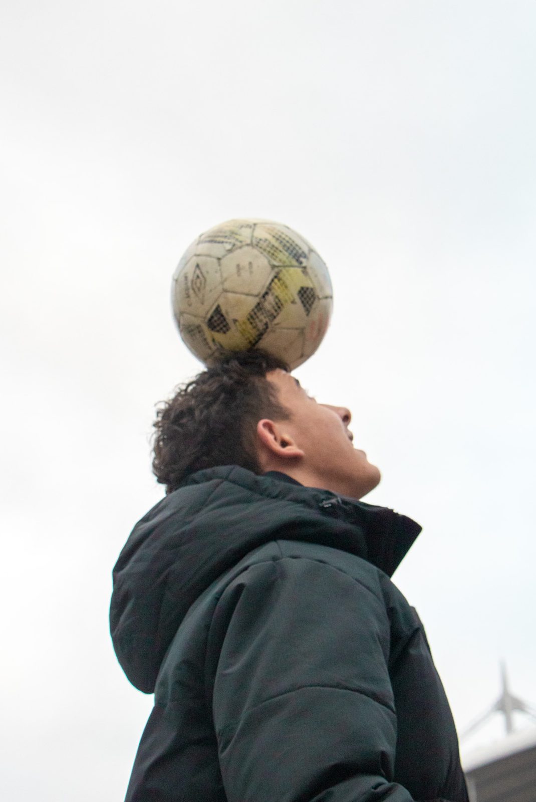 Un apprenti Educaterra jongle avec un ballon