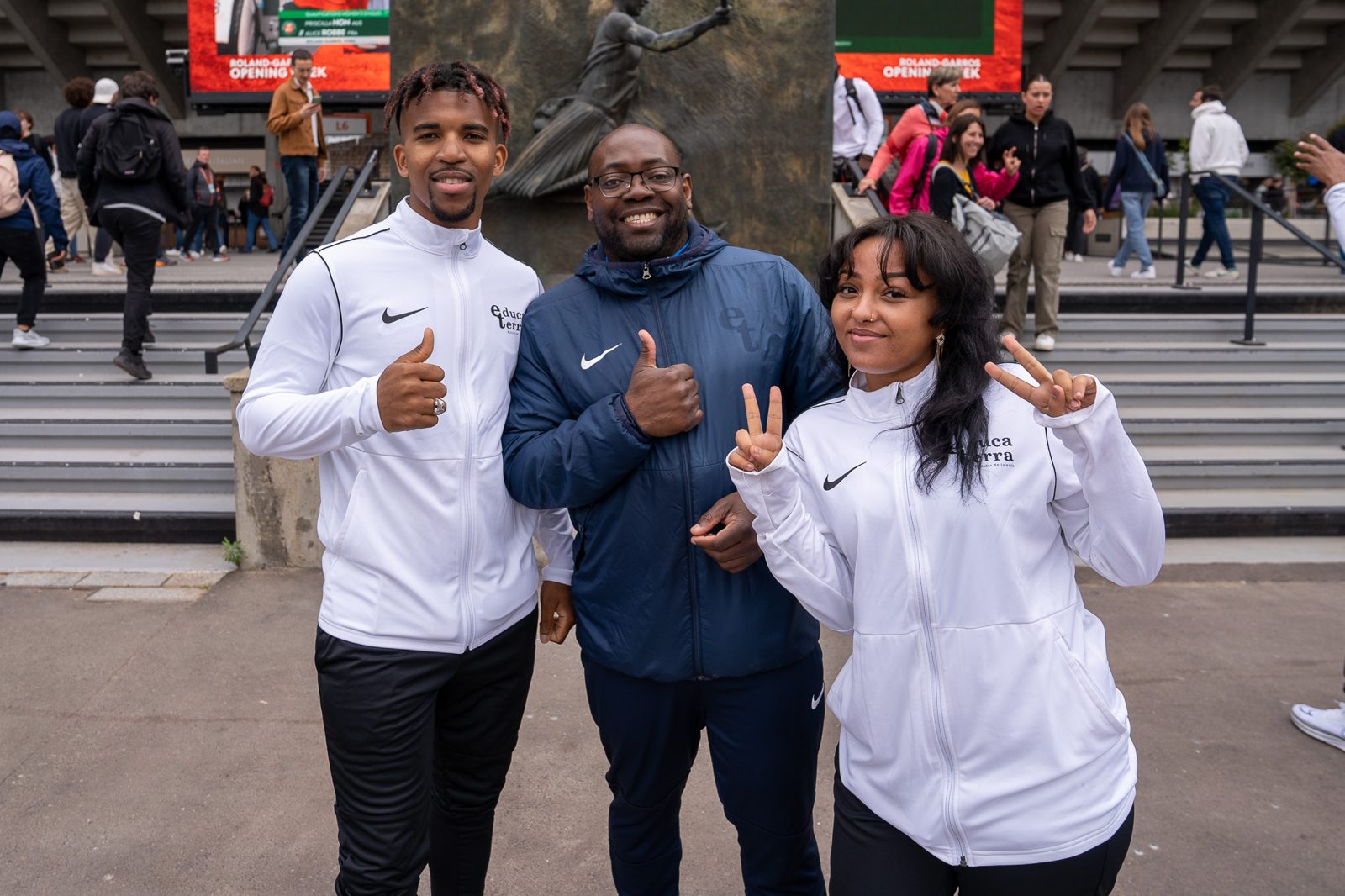 Des apprentis et un formateur Educaterra à Roland-Garros